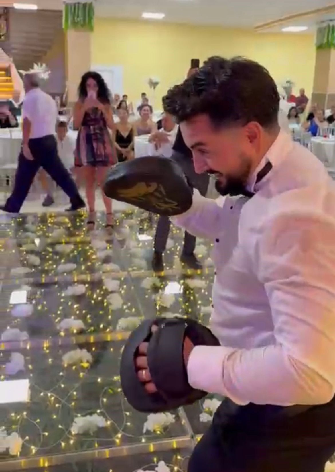 Antalya’da Düğün Pisti Boks Ringine Döndü Kick Boks Antrenörüne Öğrencilerinden Sürpriz (4)