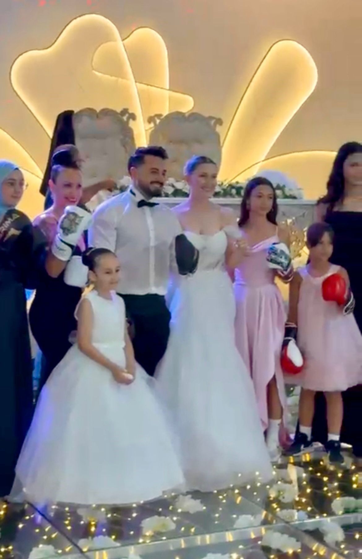 Antalya’da Düğün Pisti Boks Ringine Döndü Kick Boks Antrenörüne Öğrencilerinden Sürpriz (5)