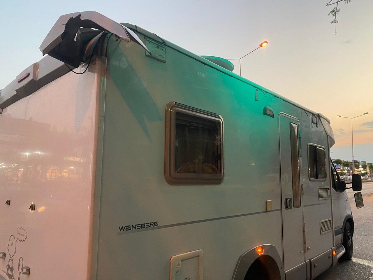 Antalya’da İlginç Kaza Karavanın Tentesi Otobüse Saplandı (4)