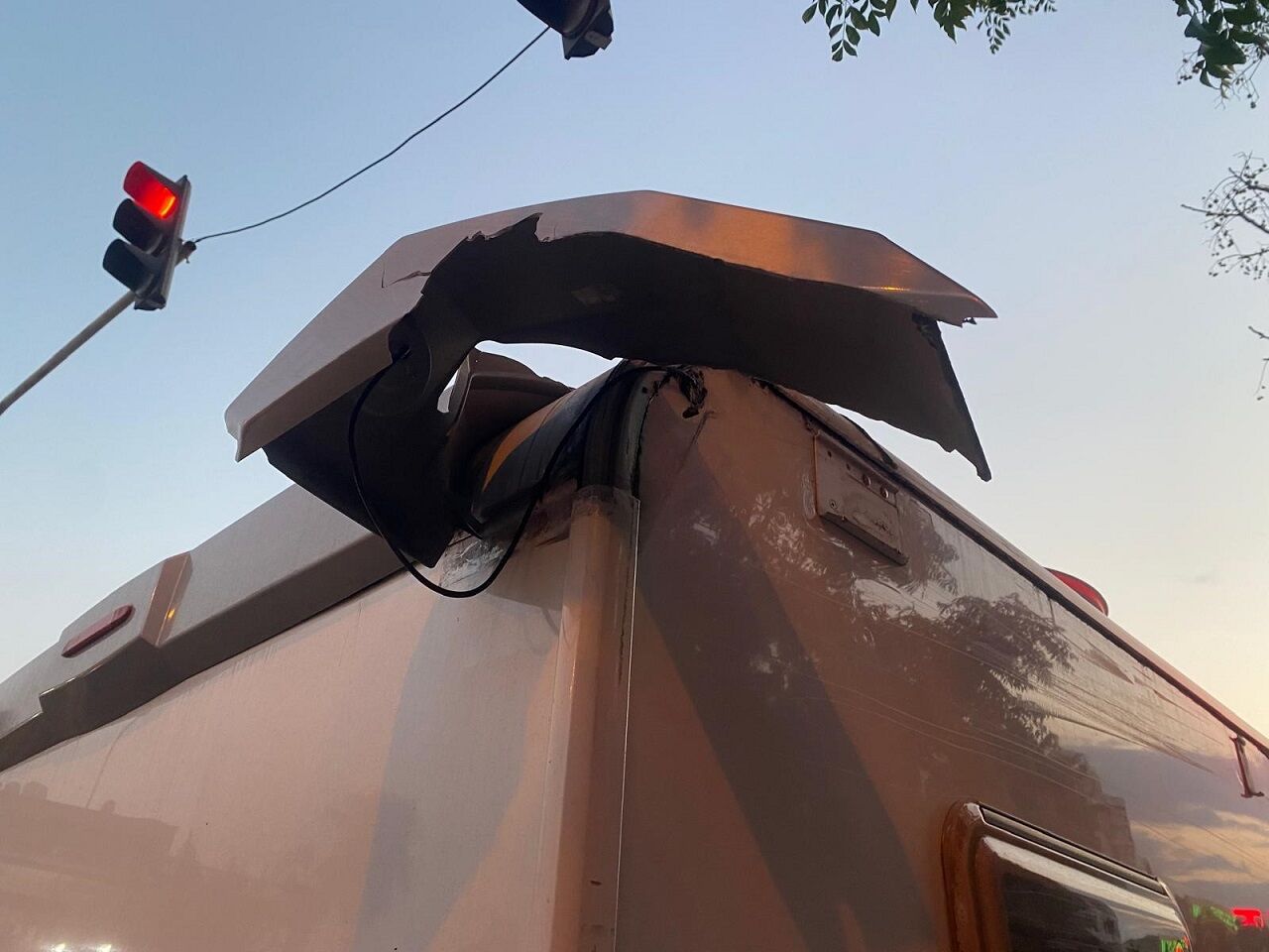 Antalya’da İlginç Kaza Karavanın Tentesi Otobüse Saplandı (5)