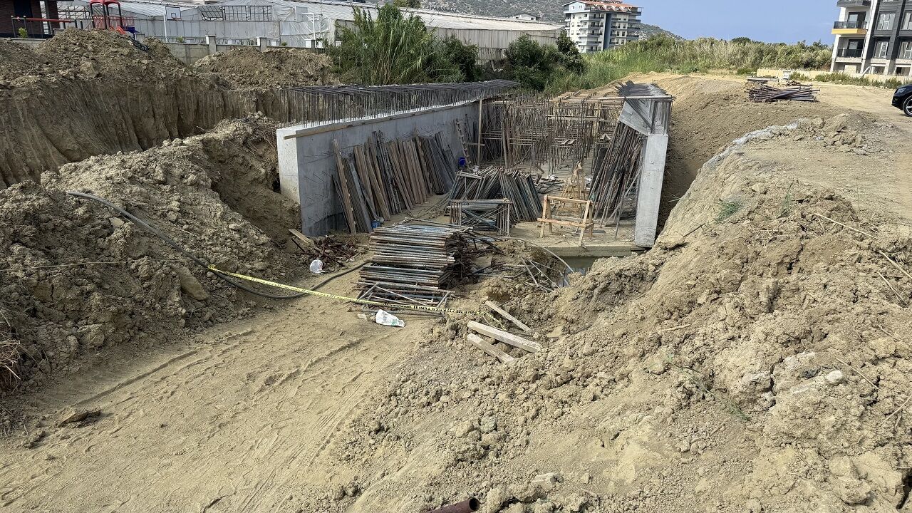 Antalya'da İnşaat Kazası İşçi Beyin Kanaması Geçirdi (2)