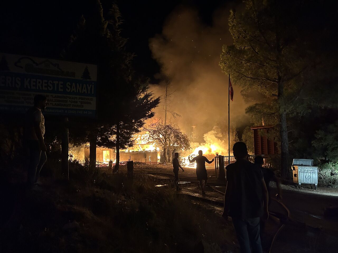 Antalya'da Kereste Fabrikası Lojmanı Alevlere Teslim Oldu Büyük Panik Yaşandı (3)