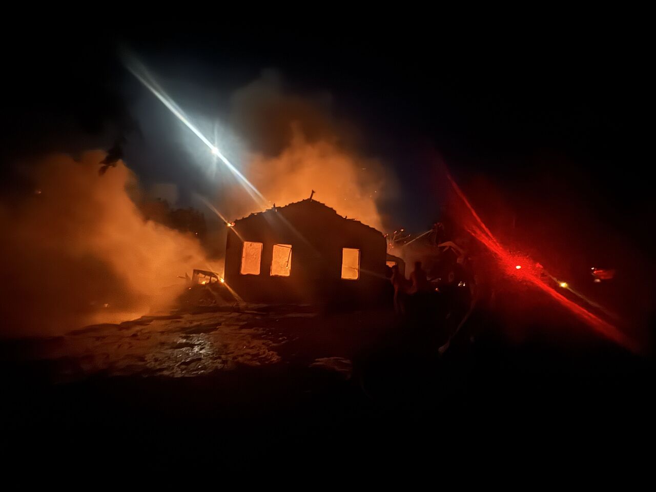 Antalya'da Kereste Fabrikası Lojmanı Alevlere Teslim Oldu Büyük Panik Yaşandı (4)