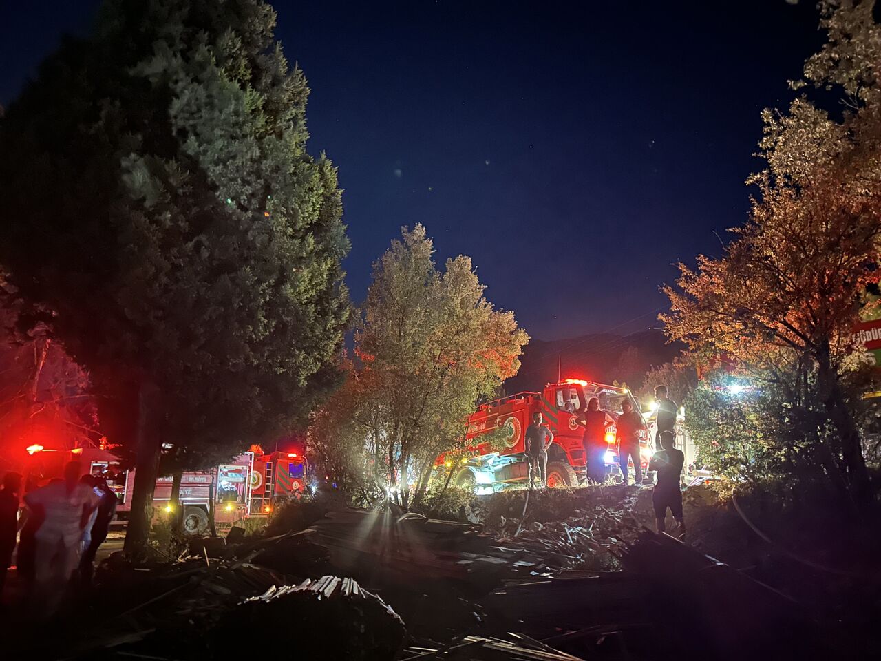 Antalya'da Kereste Fabrikası Lojmanı Alevlere Teslim Oldu Büyük Panik Yaşandı (5)