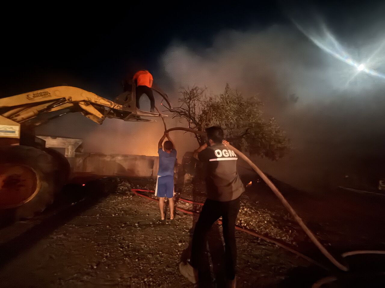 Antalya'da Kereste Fabrikası Lojmanı Alevlere Teslim Oldu Büyük Panik Yaşandı (6)