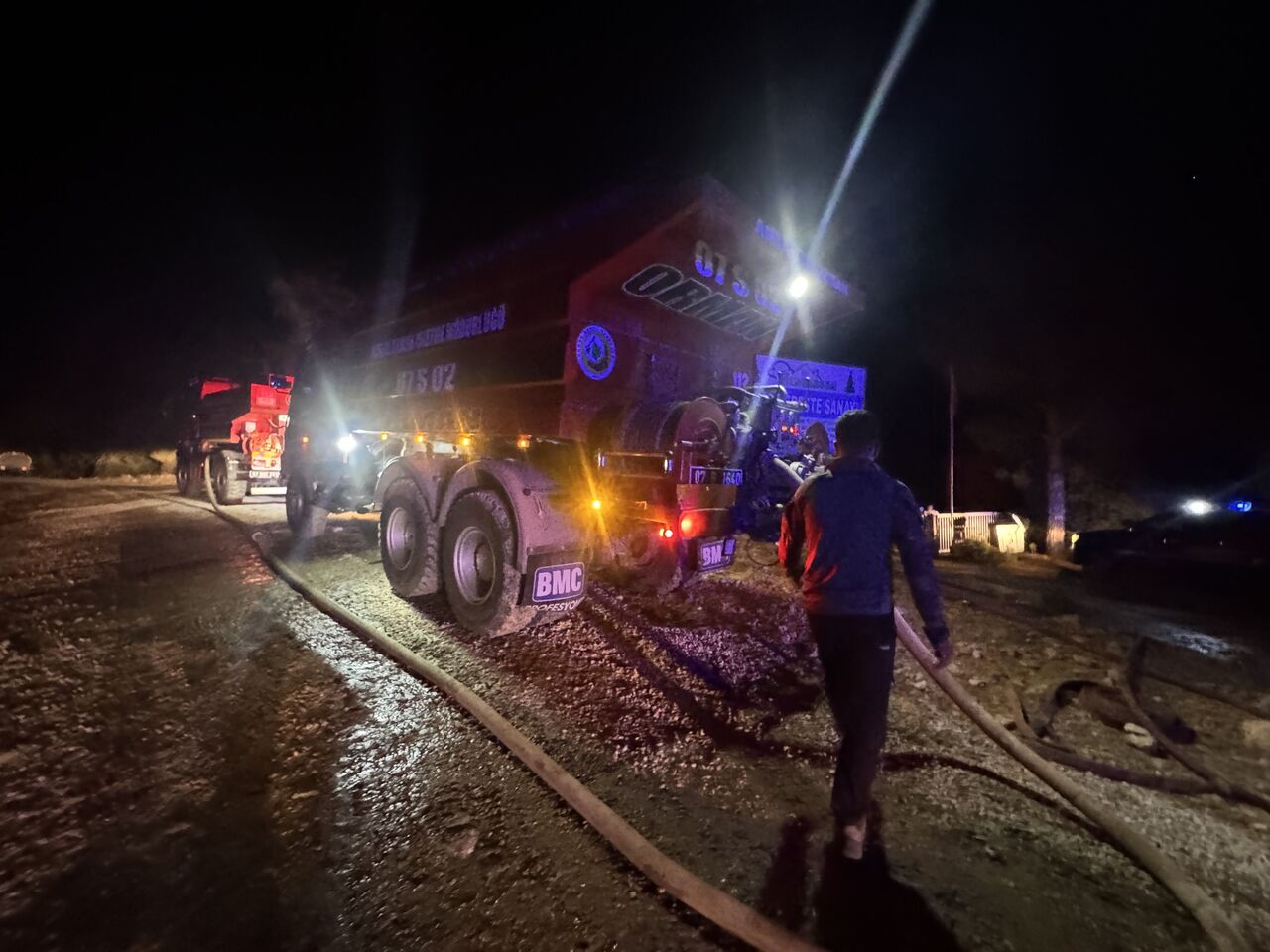 Antalya'da Kereste Fabrikası Lojmanı Alevlere Teslim Oldu Büyük Panik Yaşandı (8)