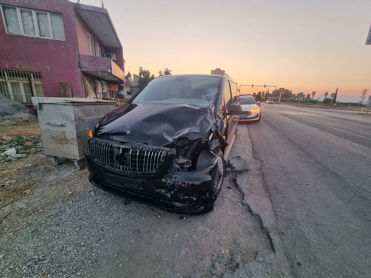 Antalya’da Kırmızı Işık İhlali Tur Aracı Motosiklete Çarptı (1)