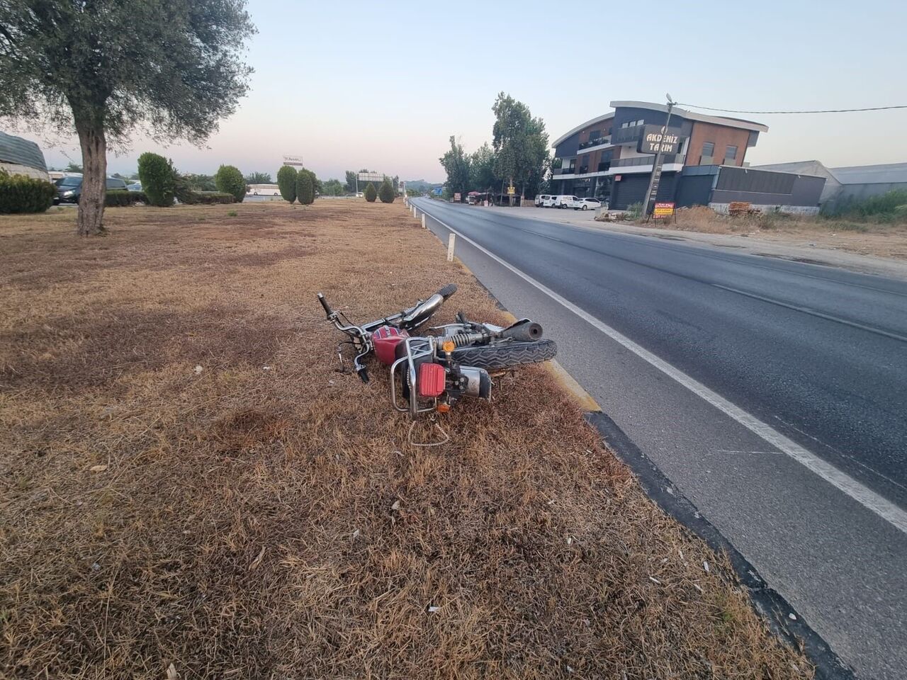 Antalya’da Kırmızı Işık İhlali Tur Aracı Motosiklete Çarptı (4)