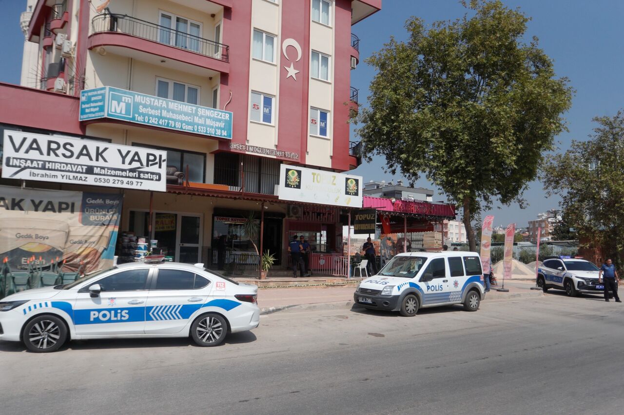 Antalya’da Kuyumcuya Bıçakla Girdi, 18 Bileziği Alarak Kayıplara Karıştı (2)