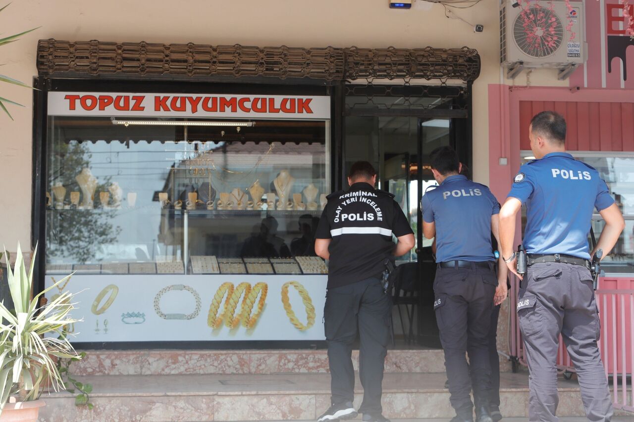 Antalya’da Kuyumcuya Bıçakla Girdi, 18 Bileziği Alarak Kayıplara Karıştı (3)