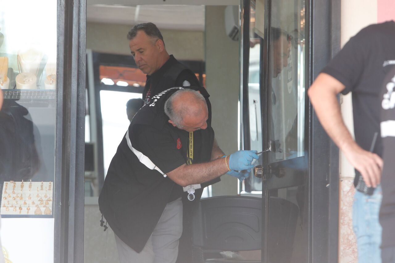 Antalya’da Kuyumcuya Bıçakla Girdi, 18 Bileziği Alarak Kayıplara Karıştı (4)