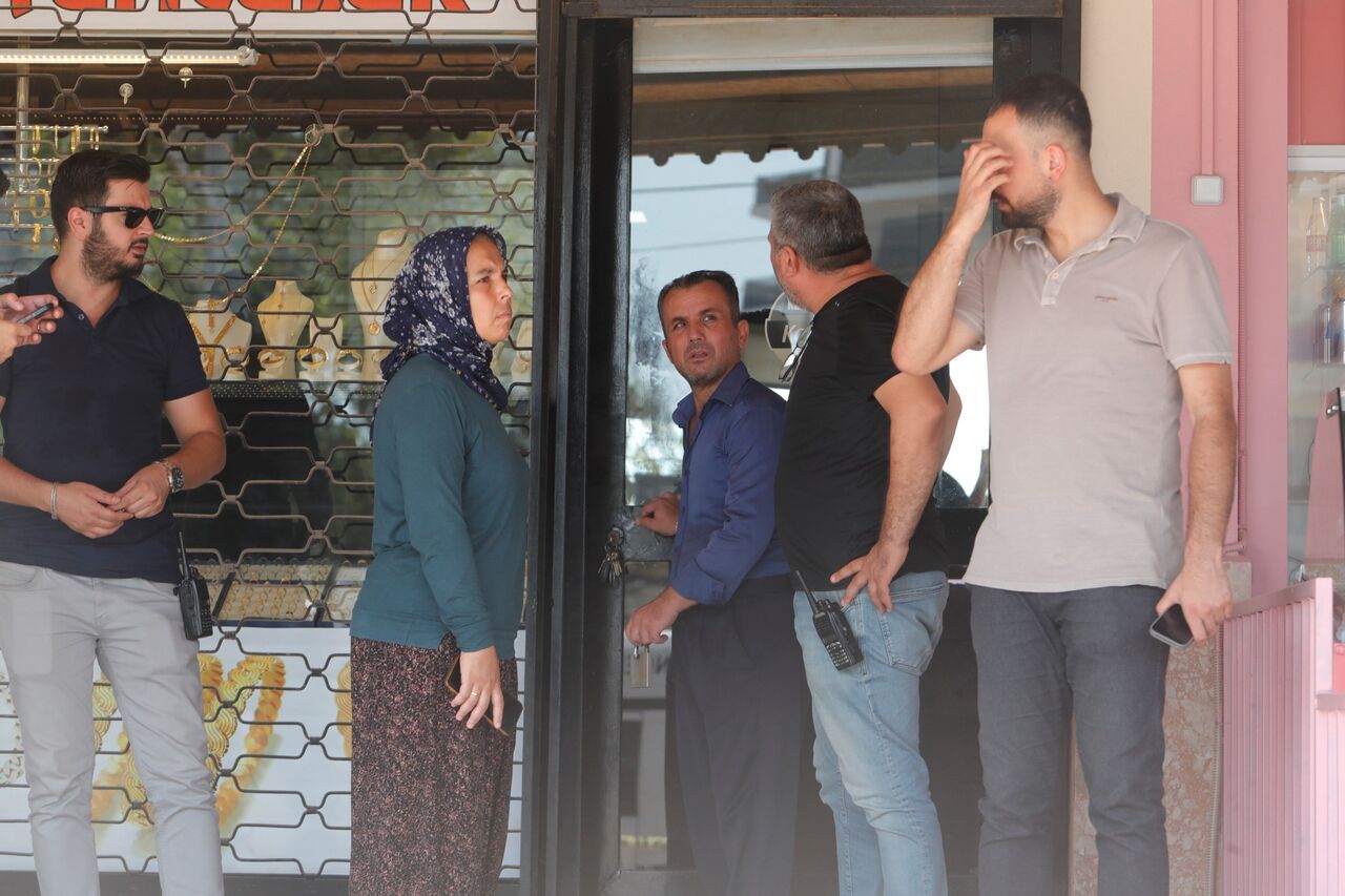 Antalya’da Kuyumcuya Bıçakla Girdi, 18 Bileziği Alarak Kayıplara Karıştı (6)