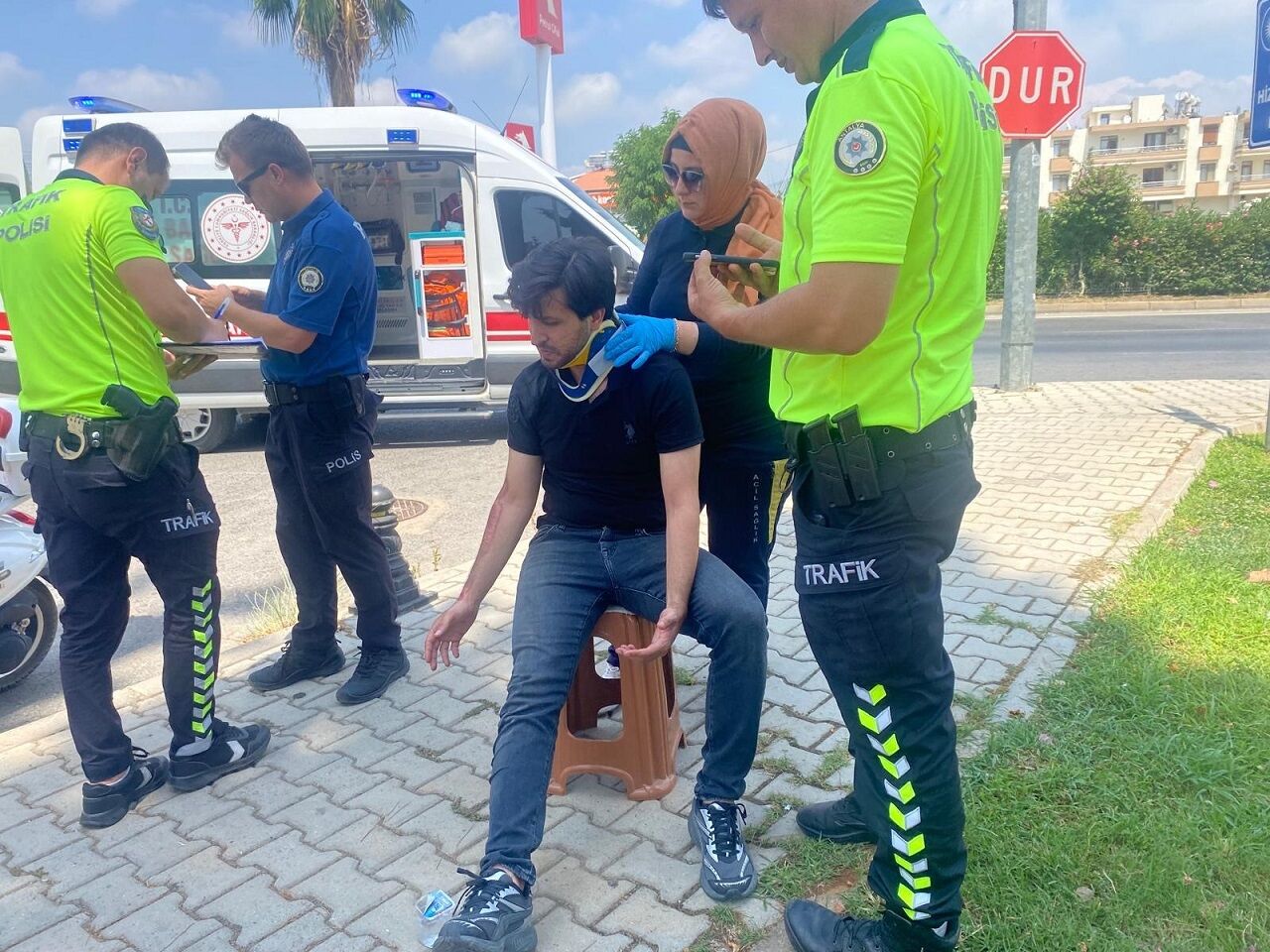 Antalya'da Motosikletten Düşen Sürücü Yaralandı (2)