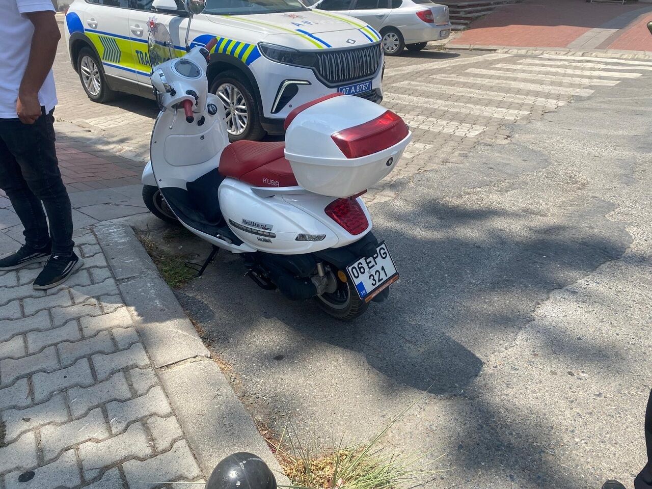 Antalya'da Motosikletten Düşen Sürücü Yaralandı (3)