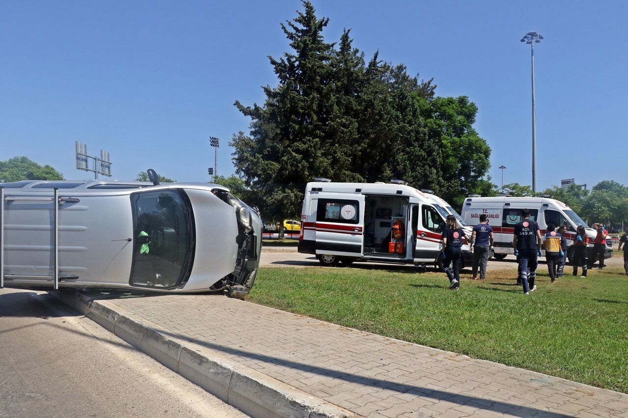 Antalya’da Mucize Kaza Anne Ve Kızı Yan Yatan Araçtan Sağ Çıktı (2)