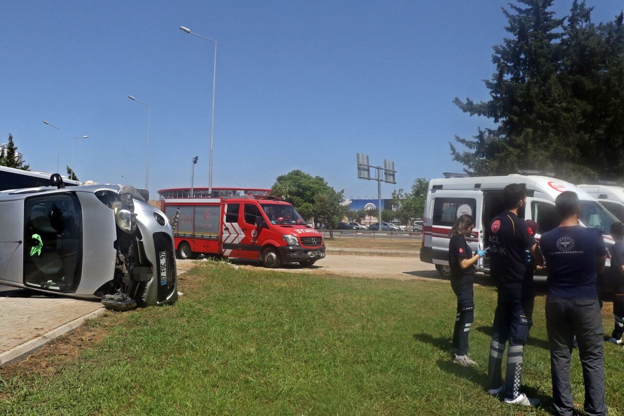 Antalya’da Mucize Kaza Anne Ve Kızı Yan Yatan Araçtan Sağ Çıktı (3)