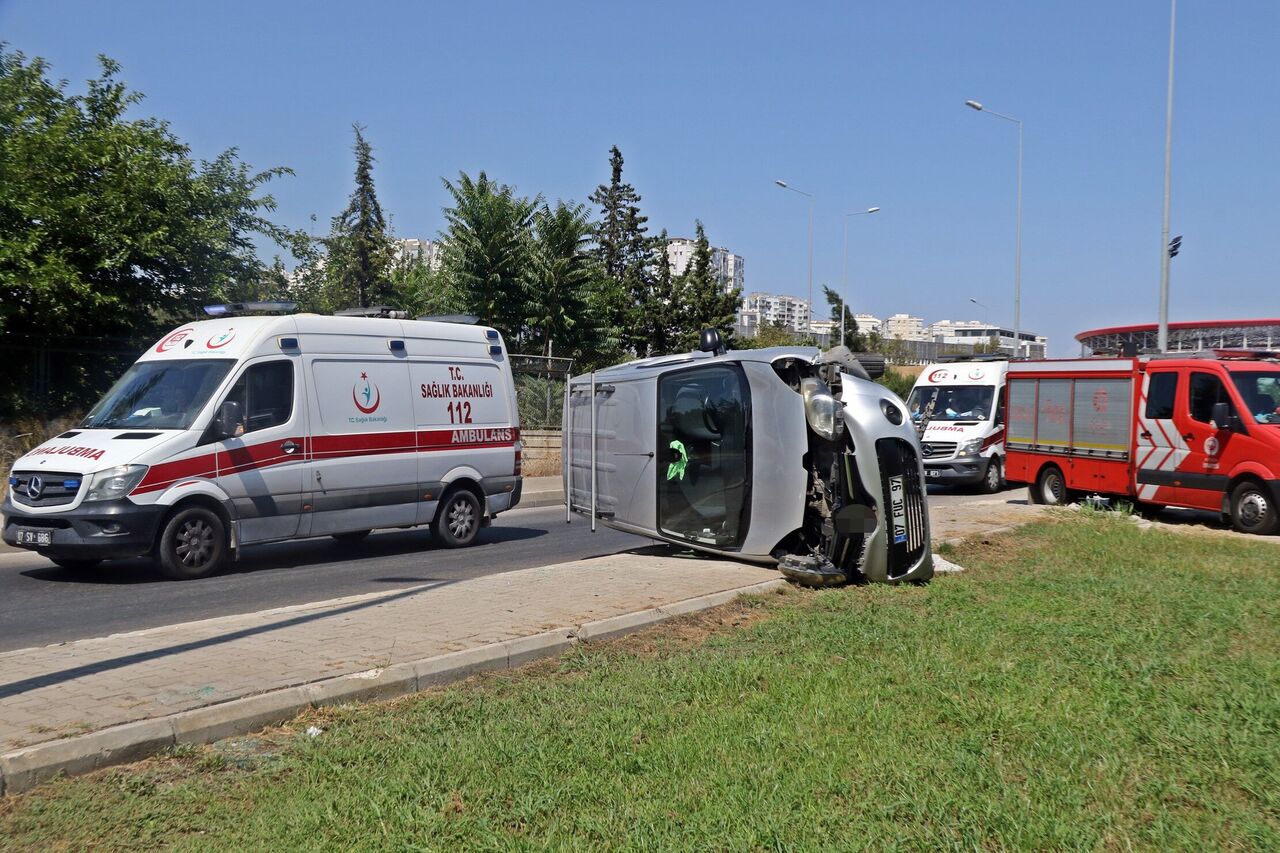 Antalya’da Mucize Kaza Anne Ve Kızı Yan Yatan Araçtan Sağ Çıktı (4)