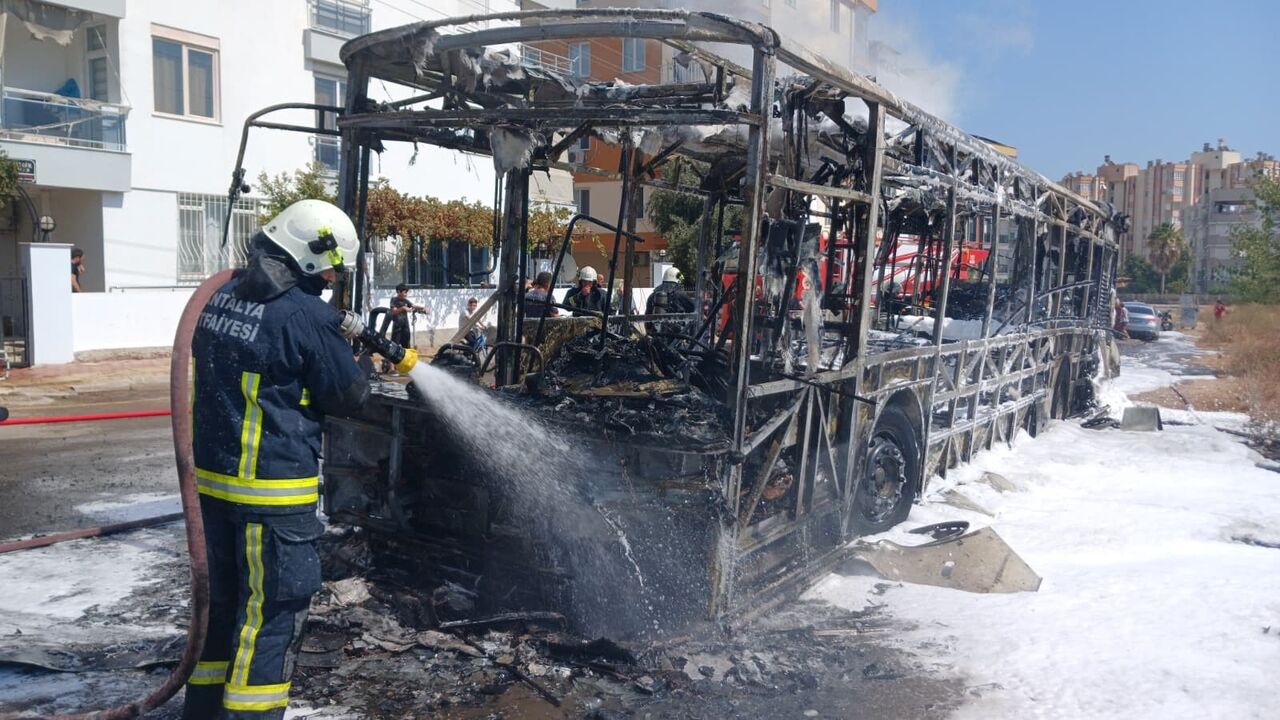 Antalya’da Park Halindeki Otobüs Alev Alev Yandı (2)