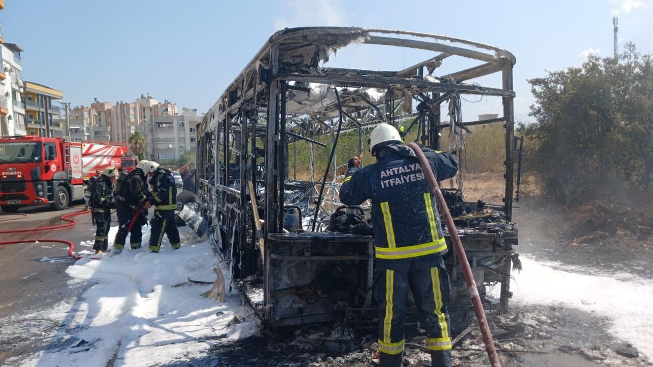 Antalya’da Park Halindeki Otobüs Alev Alev Yandı (3)
