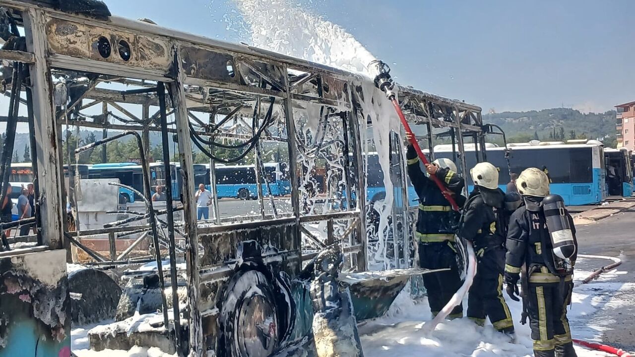 Antalya’da Park Halindeki Otobüs Alev Alev Yandı (4)