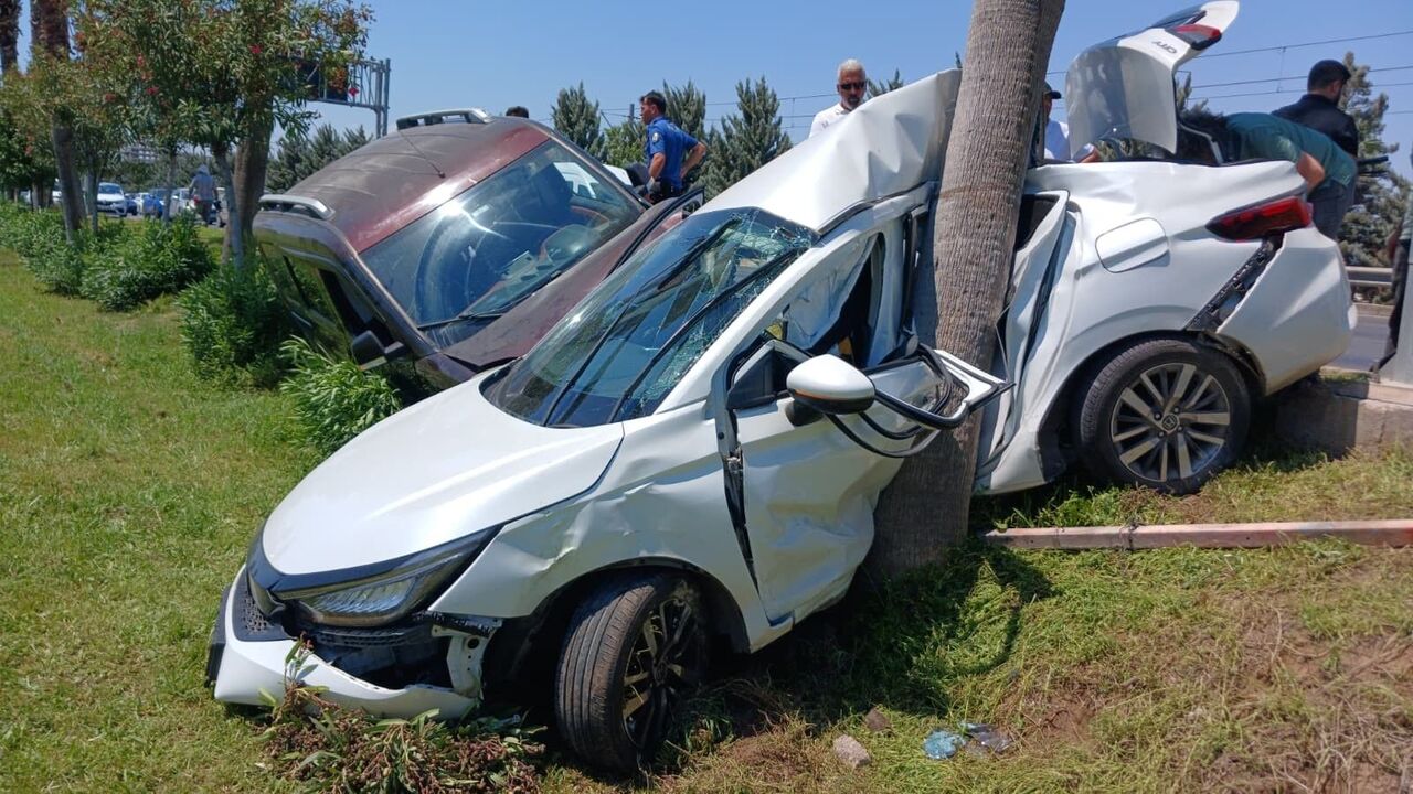 Antalya'da Sivil Polis Aracına Çarpan Araç 2 Polis Memurunu Yaraladı (2)