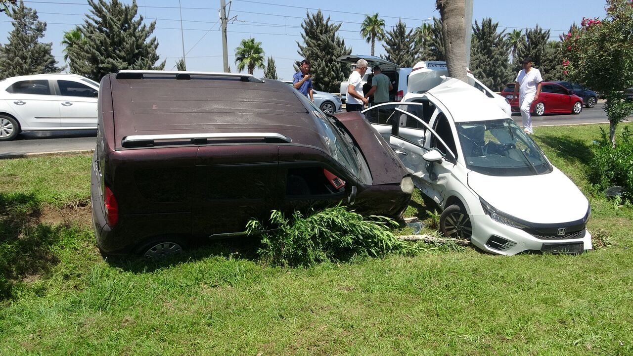 Antalya'da Sivil Polis Aracına Çarpan Araç 2 Polis Memurunu Yaraladı (3)