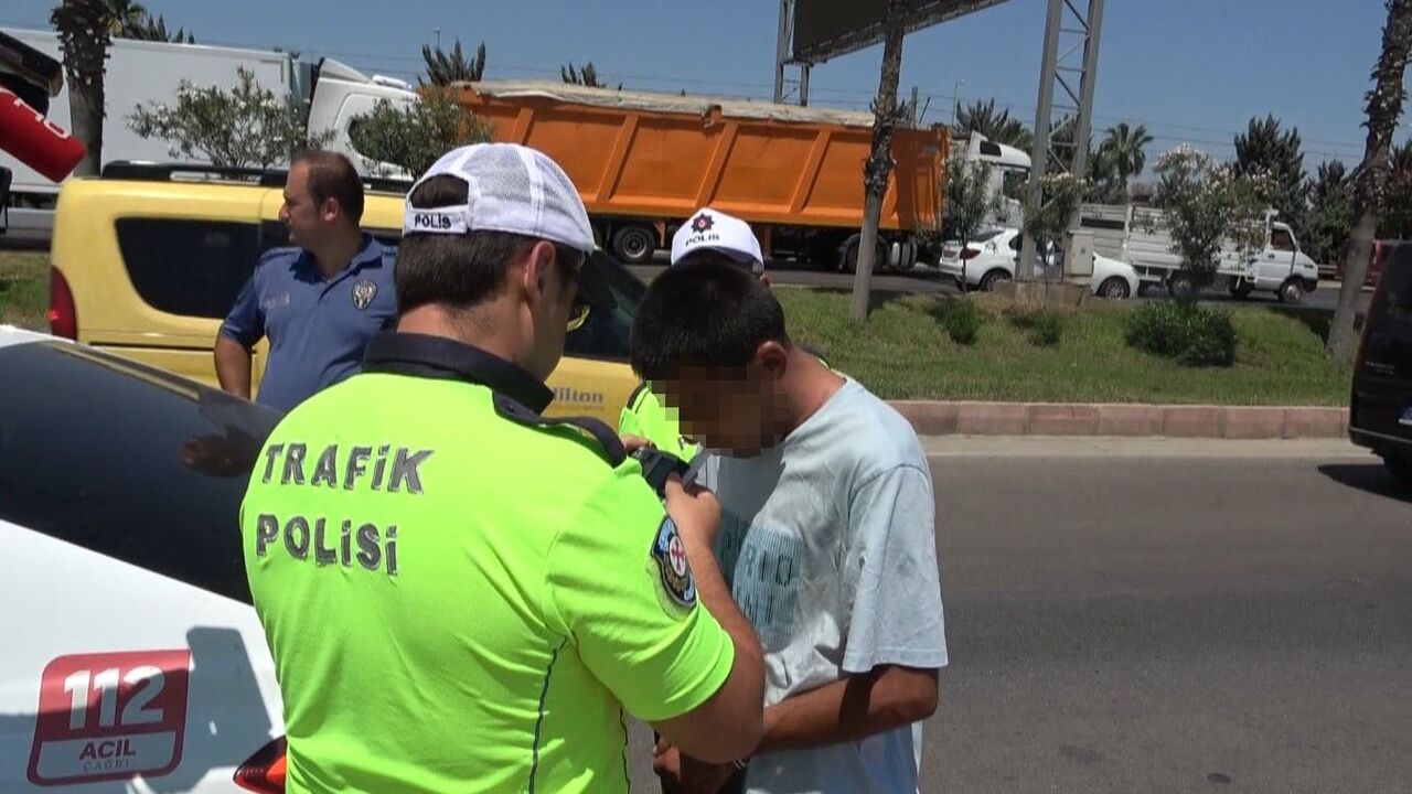 Antalya'da Sivil Polis Aracına Çarpan Araç 2 Polis Memurunu Yaraladı (5)