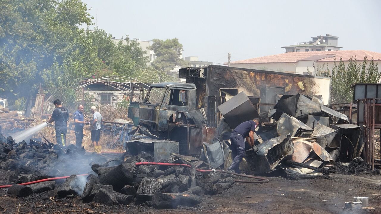 Antalya’da Spiral Kıvılcımları Yangına Sebep Oldu (1)-1