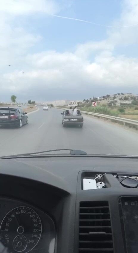 Arsuz’da Trafikte Tehlike Saçan Çocuklar Tofaş’tan Dışarı Sarktılar (2)