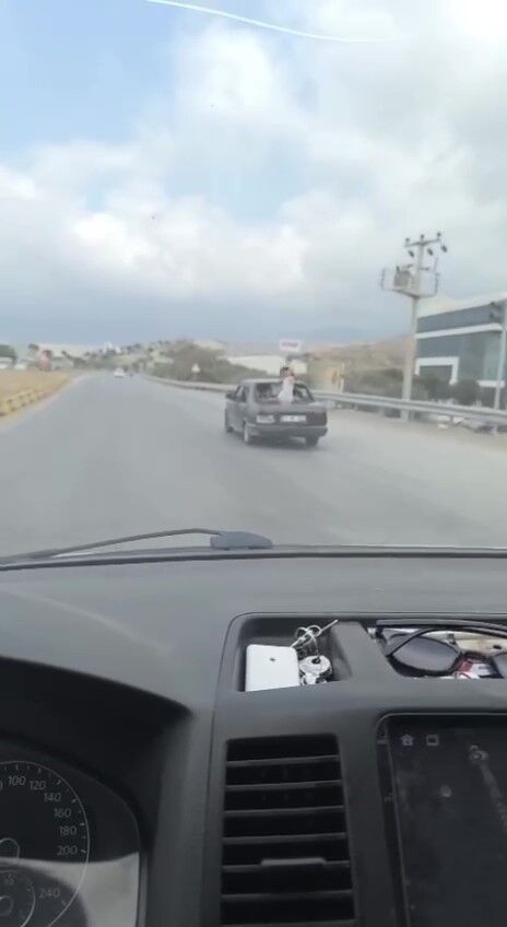 Arsuz’da Trafikte Tehlike Saçan Çocuklar Tofaş’tan Dışarı Sarktılar (4)