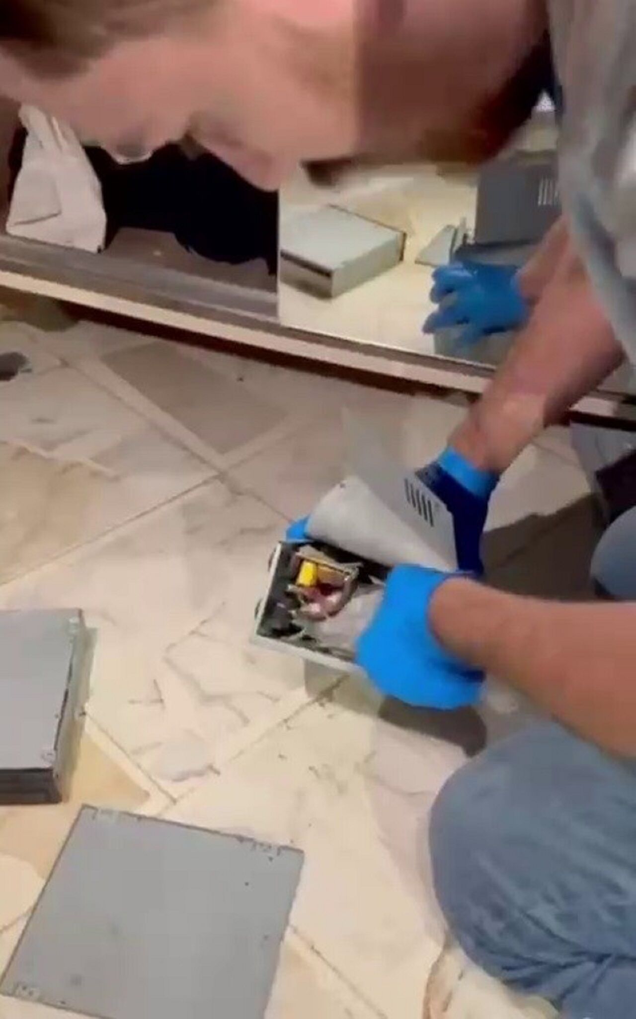 Bilgisayar Fanı Içerisinden Uyuşturucu Fışkırdı (1)