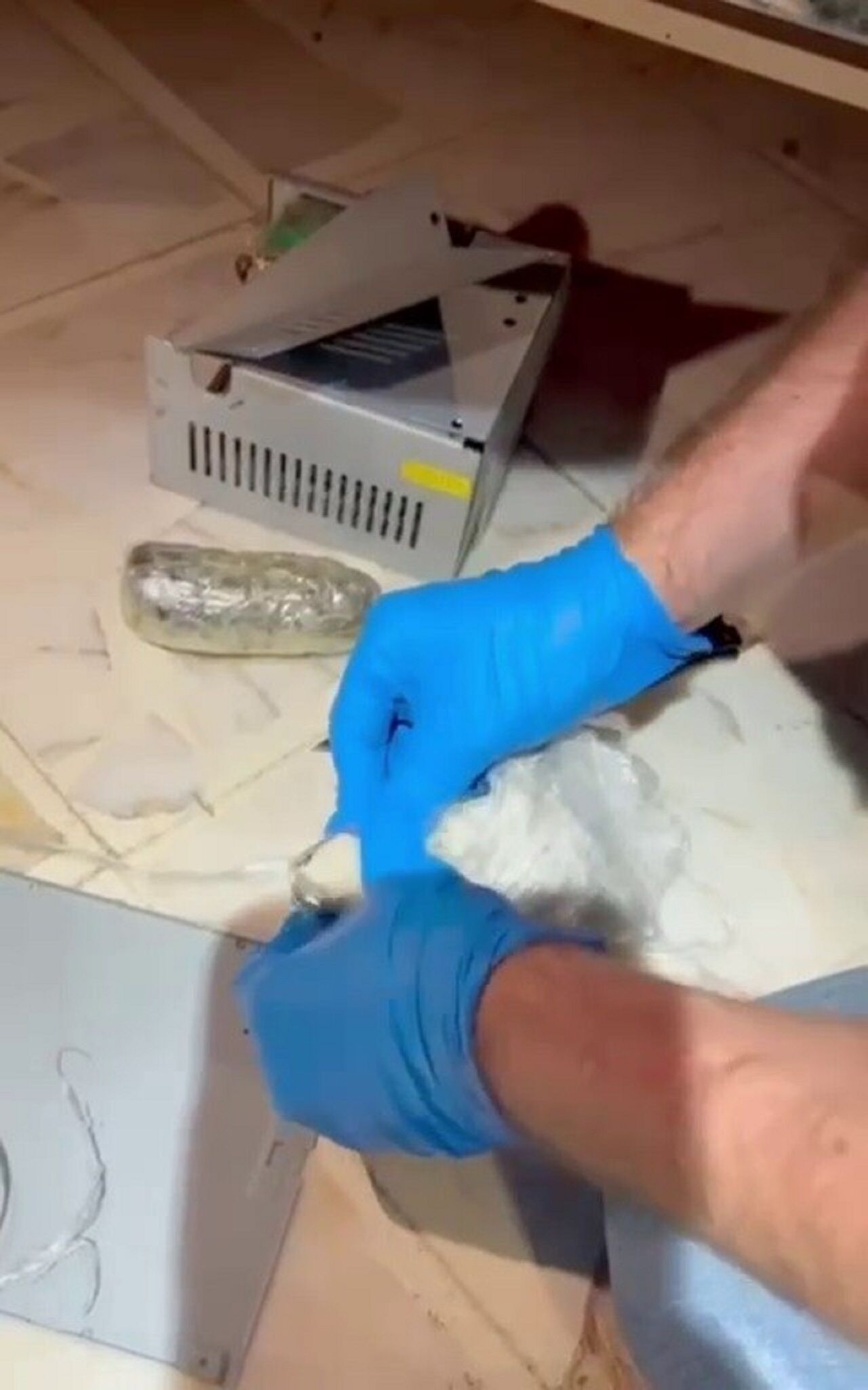 Bilgisayar Fanı Içerisinden Uyuşturucu Fışkırdı (2)