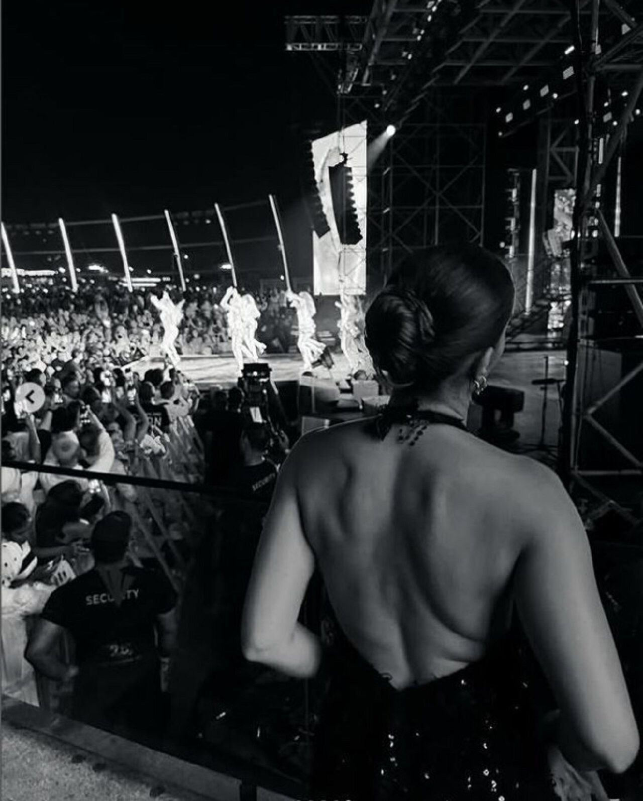 Burcu Özberk Sosyal Medyada Derin Sırt Dekoltesiyle Gündem (3)