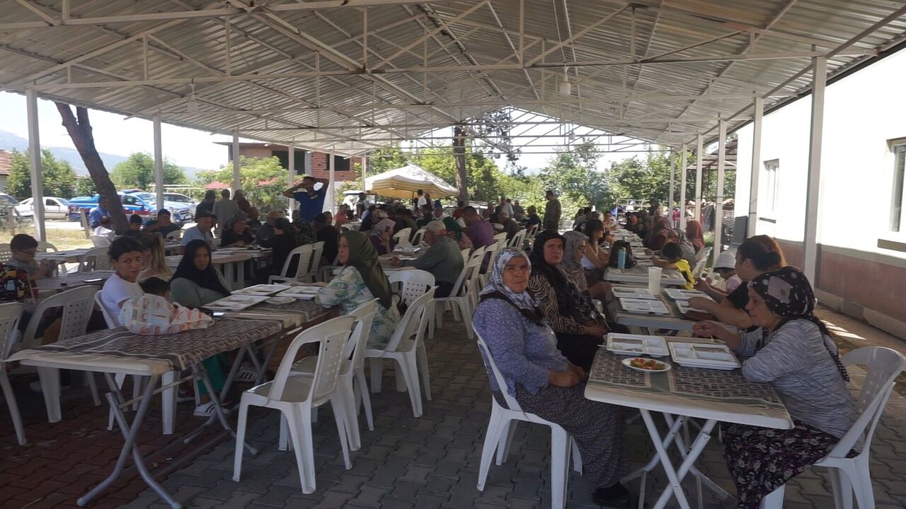 Burdur Çamköy’de İmece Usulü Keşkek Ve Aşure Şöleni (1)