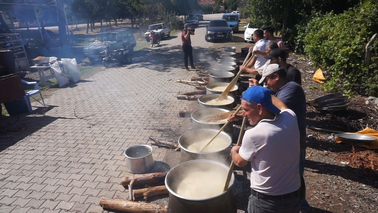Burdur Çamköy’de İmece Usulü Keşkek Ve Aşure Şöleni (3)