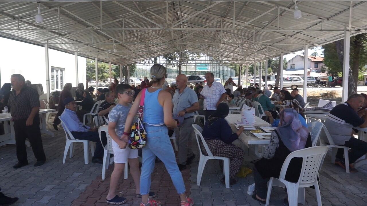 Burdur Çamköy’de İmece Usulü Keşkek Ve Aşure Şöleni (4)