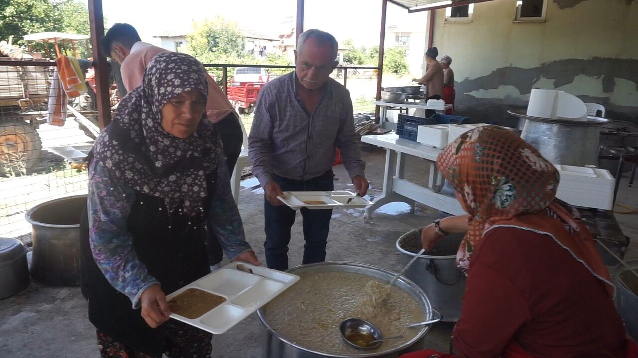 Burdur Çamköy’de İmece Usulü Keşkek Ve Aşure Şöleni (6)