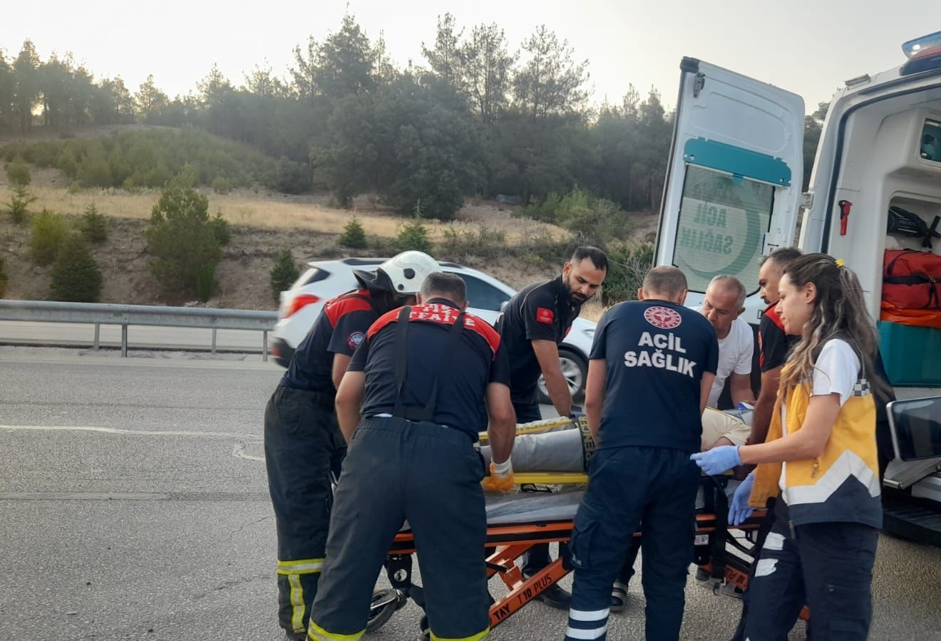 Burdur Isparta Yolunda Midibüsle Otomobil Çarpıştı 6 Yaralı (2)
