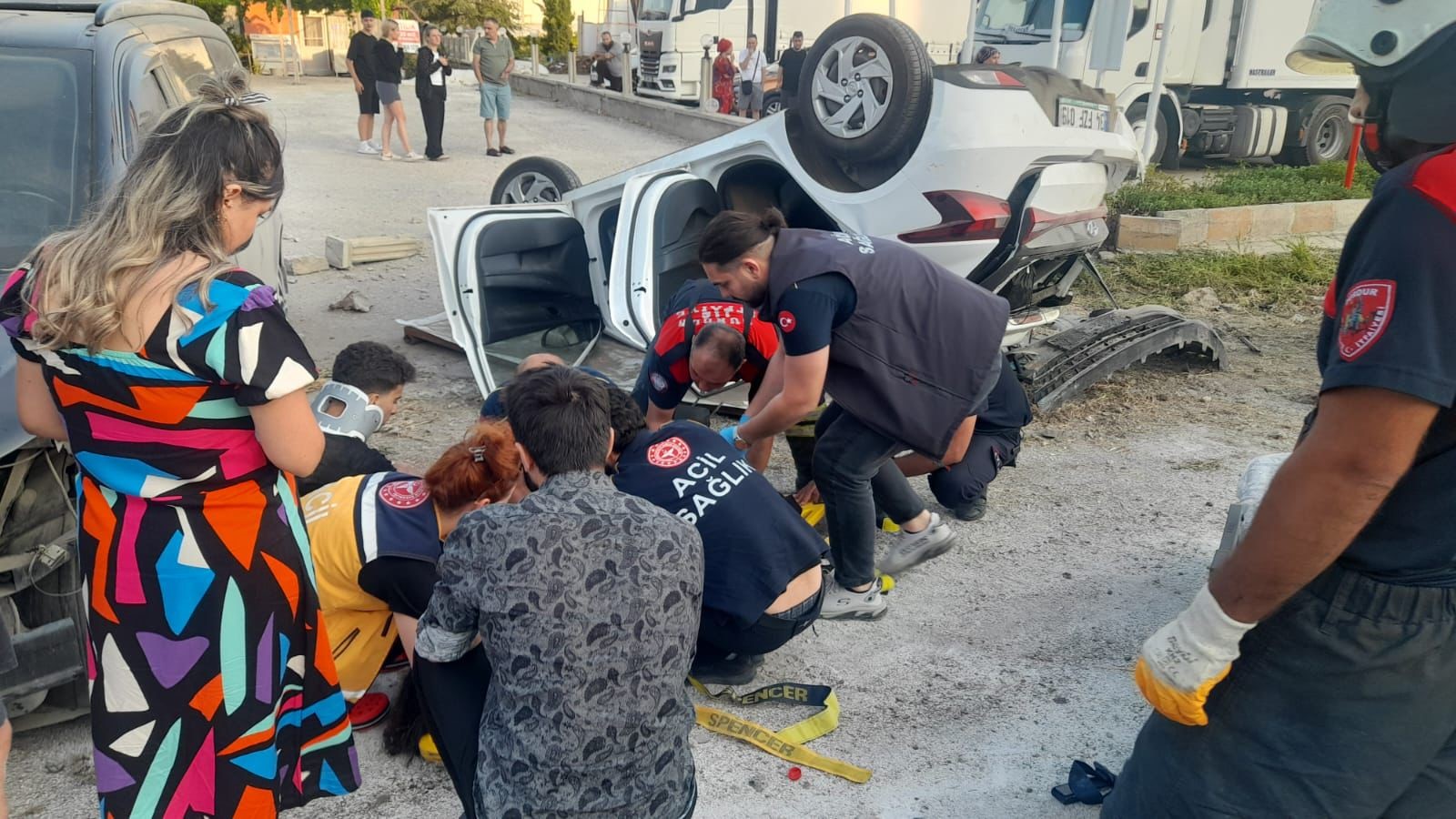 Burdur Isparta Yolunda Midibüsle Otomobil Çarpıştı 6 Yaralı (3)