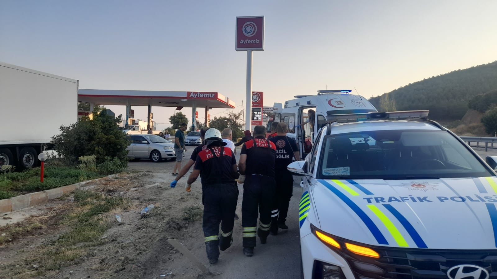 Burdur Isparta Yolunda Midibüsle Otomobil Çarpıştı 6 Yaralı (4)