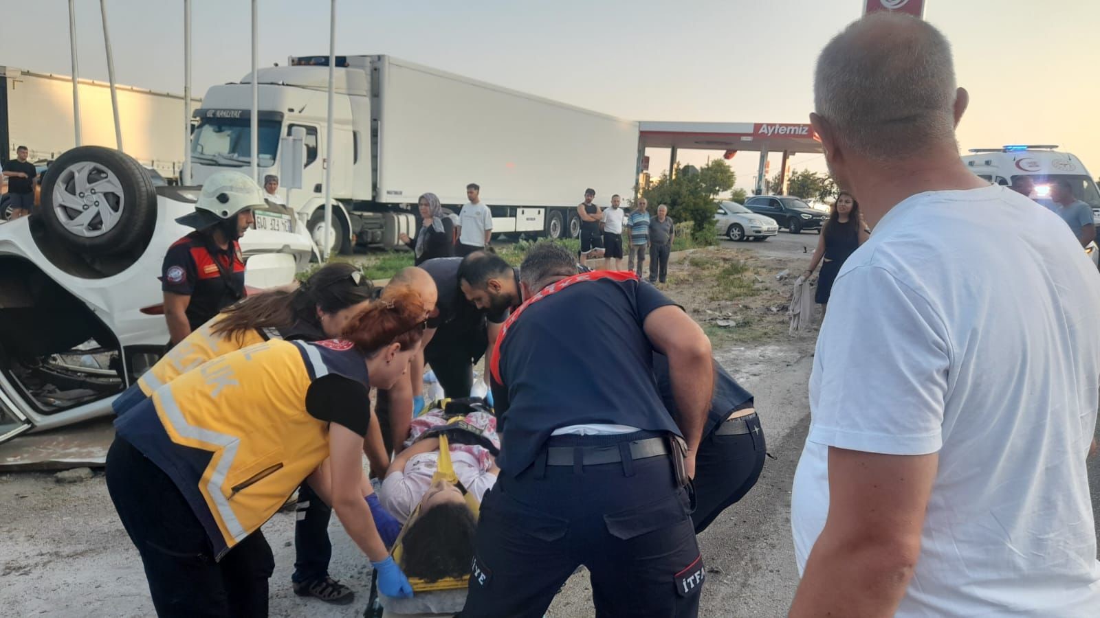 Burdur Isparta Yolunda Midibüsle Otomobil Çarpıştı 6 Yaralı (5)