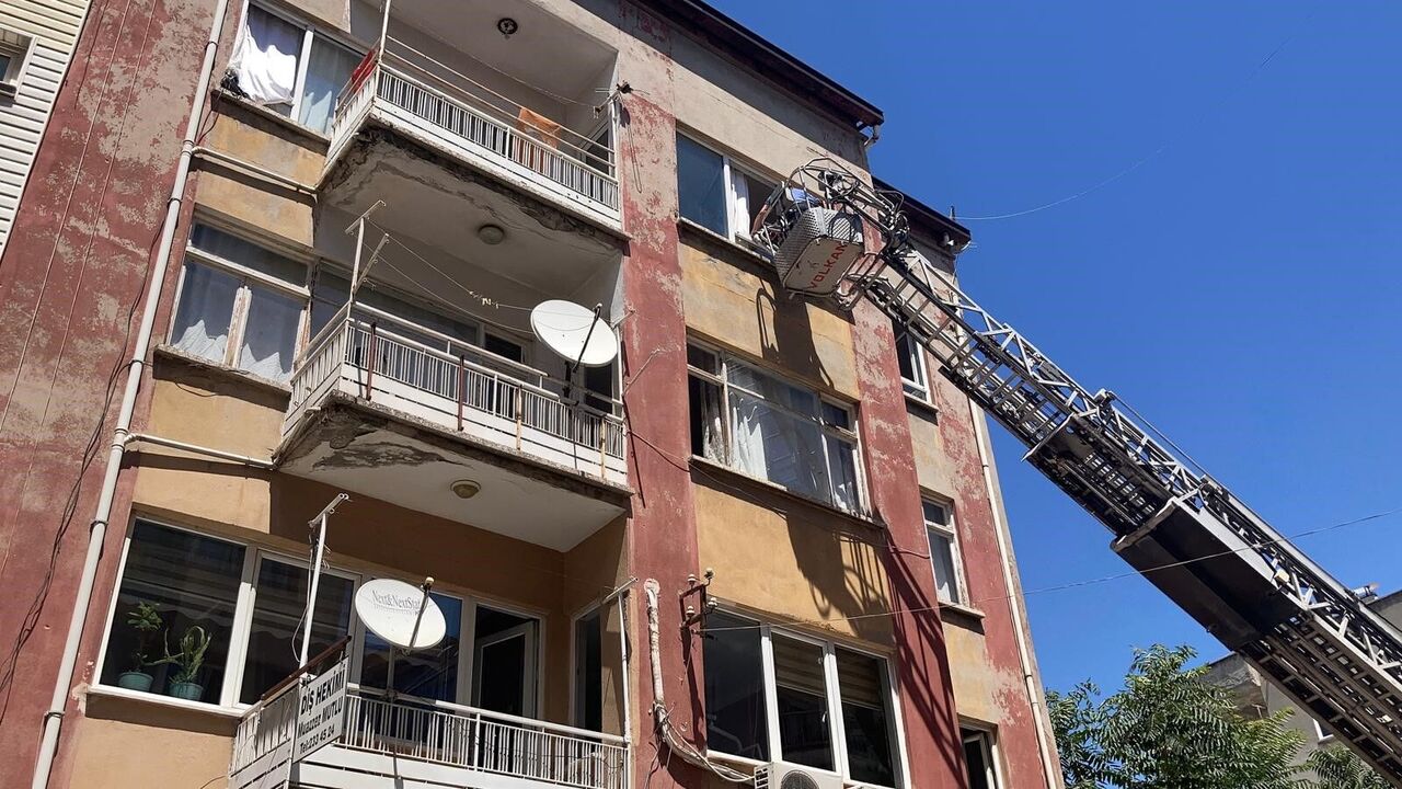 Burdur’da Apartmandan Gelen Kötü Koku İhbarı Ekipleri Seferber Etti (3)