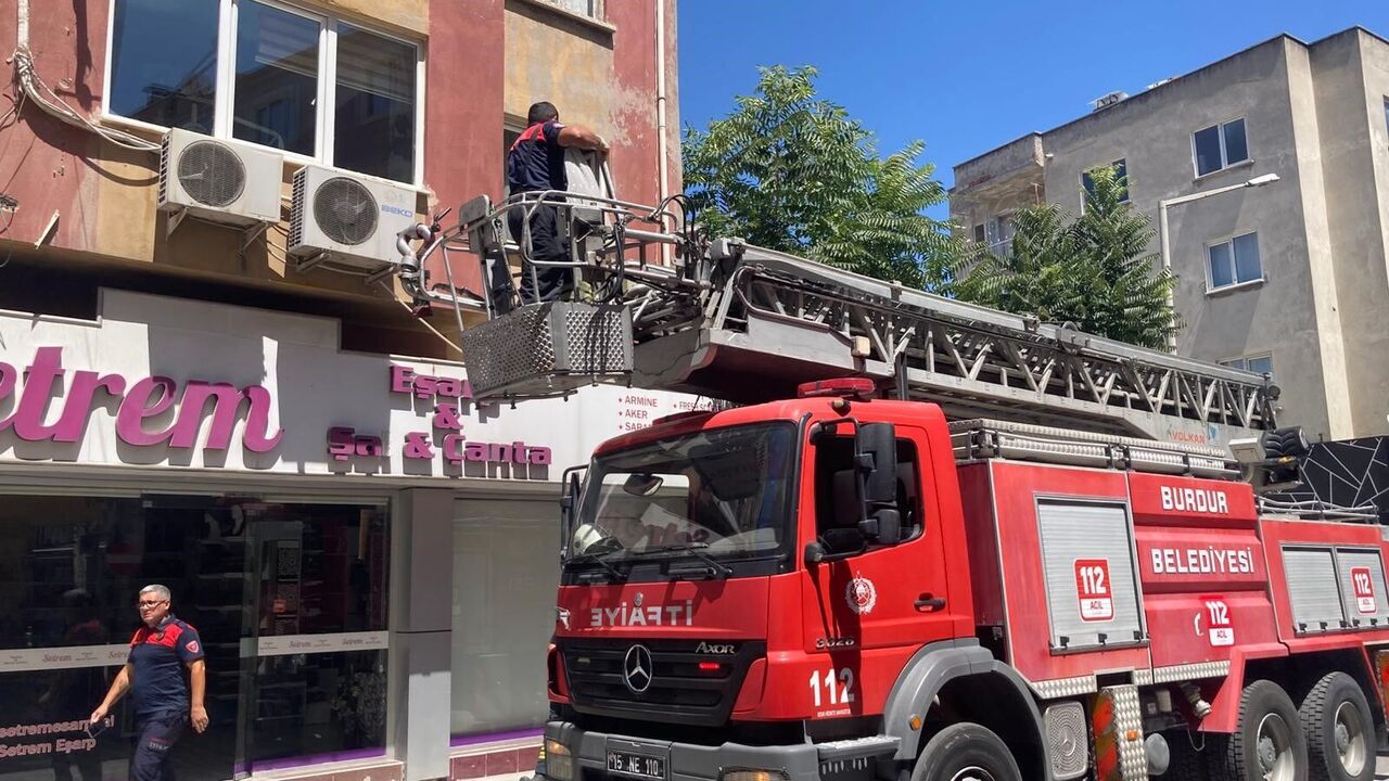 Burdur’da Apartmandan Gelen Kötü Koku İhbarı Ekipleri Seferber Etti (4)