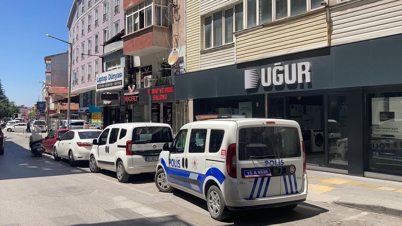 Burdur’da Apartmandan Gelen Kötü Koku İhbarı Ekipleri Seferber Etti (5)
