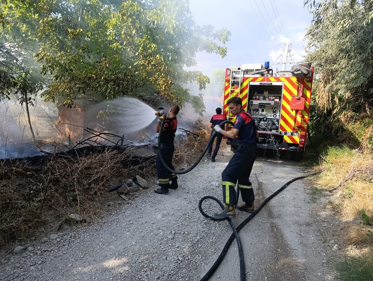 Burdur’da Arazi Yangınında 50 Dönüm Alan Zarar Gördü (4)