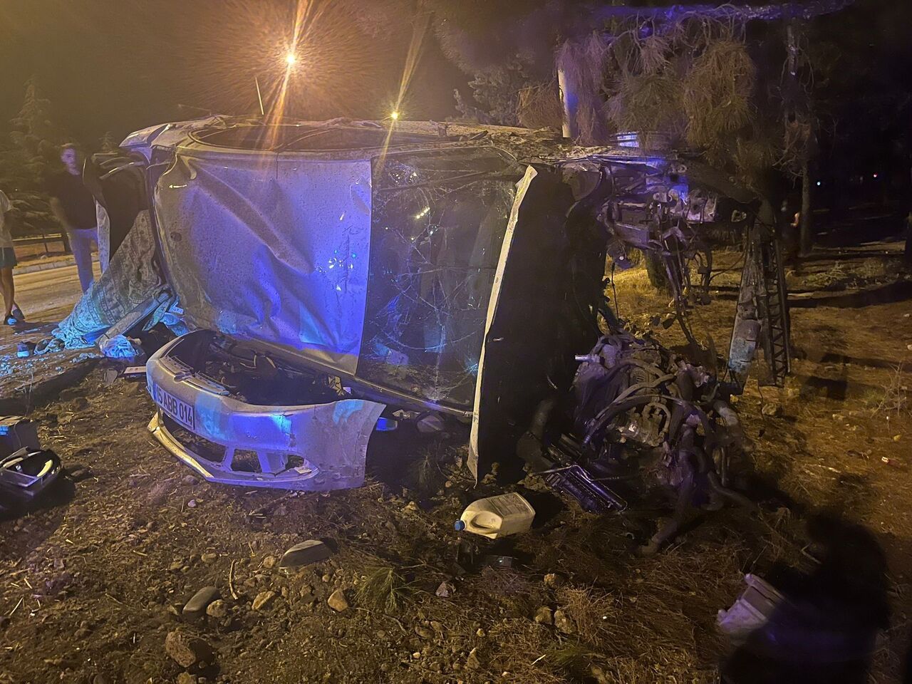 Burdur’da Kontrolden Çıkan Araç Burdur’da Ağaca Çarptı (1)