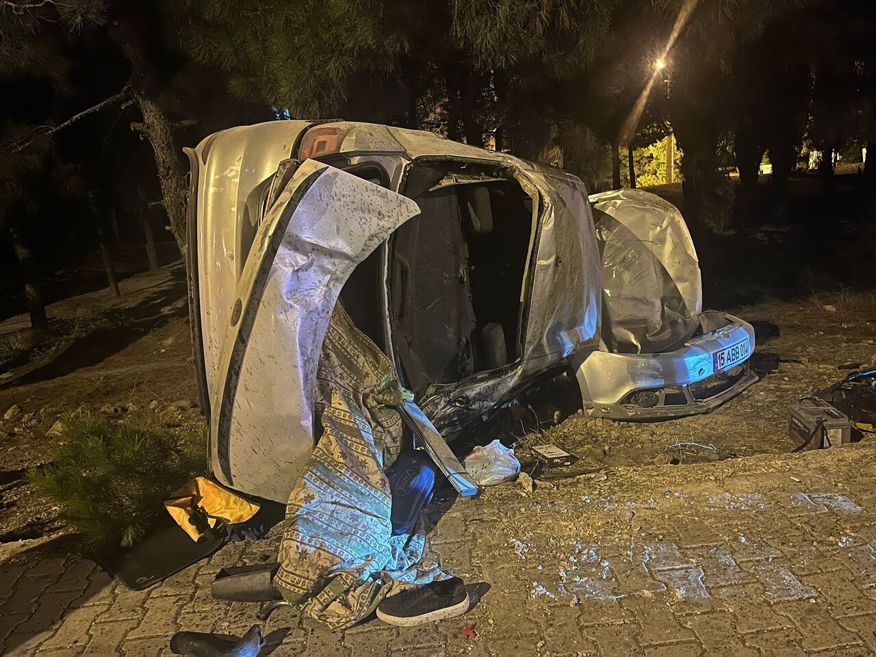 Burdur’da Kontrolden Çıkan Araç Burdur’da Ağaca Çarptı (2)