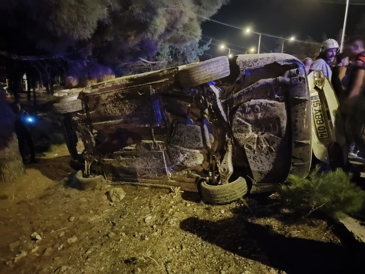 Burdur’da Kontrolden Çıkan Araç Burdur’da Ağaca Çarptı (4)