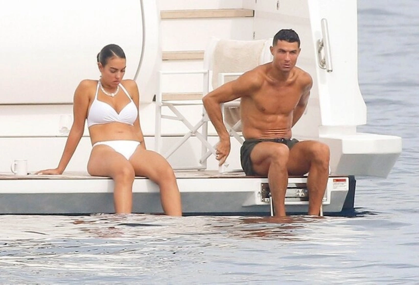 Cristiano Ronaldo Aşkından Servet Harcadı Herkes Bu Hediyeyi Konuşuyor (3)