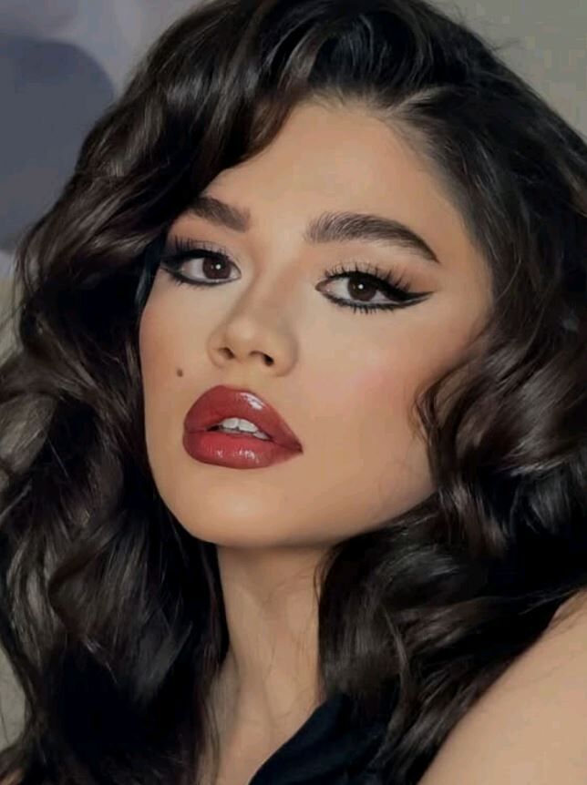 Eda Sakız Kimdir Yaşı, Nereli Ve Burak Bulut Ile Evliği